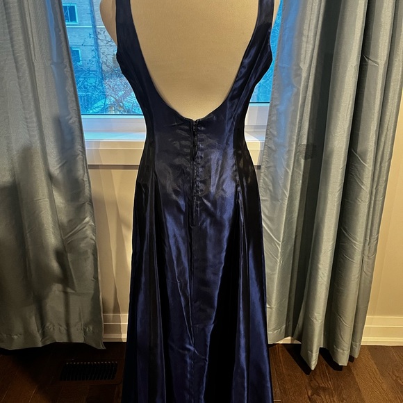 Algo taffeta gown - Picture 3 of 4